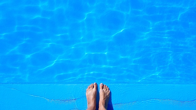 nohy v bazénu