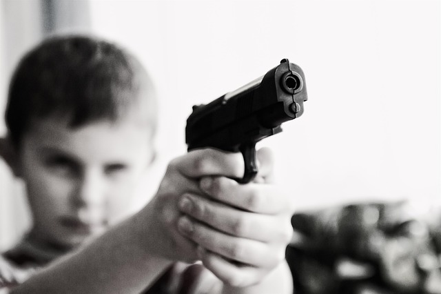 kluk s pistolí