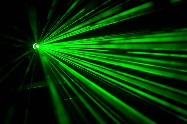 zelený laserový paprsek