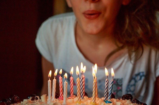 svíčky narozeninový dort.jpg