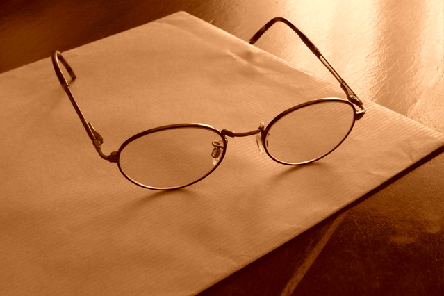 papírová obálka s brýlemi